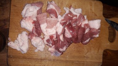 Mutfakta çeşitli ev yapımı yemekler var.