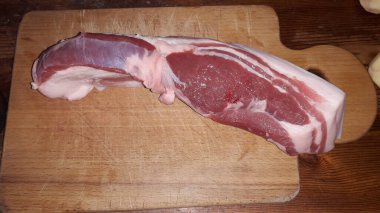 Mutfakta çeşitli ev yapımı yemekler var.