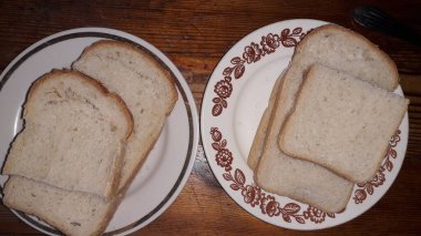 Mutfakta çeşitli ev yapımı yemekler var.