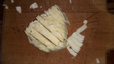 Mutfakta çeşitli ev yapımı yemekler var.