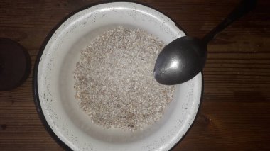 Mutfakta çeşitli ev yapımı yemekler var.