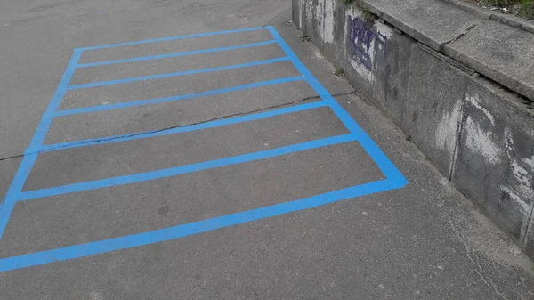Marcas Carro Para Estacionamento Azul Asfalto — Fotografia de Stock