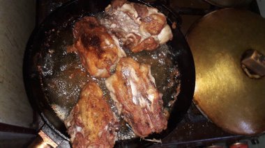 Mutfakta çeşitli ev yapımı yemekler var.