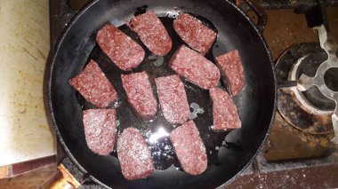 Mutfakta çeşitli ev yapımı yemekler var.