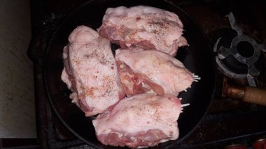 Mutfakta çeşitli ev yapımı yemekler var.