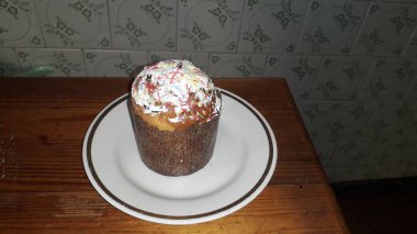 Mutfakta çeşitli ev yapımı yemekler var.