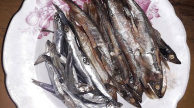 Mutfakta çeşitli ev yapımı yemekler var.