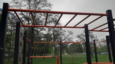 Bahçedeki modern spor sahası ve egzersiz makinesi