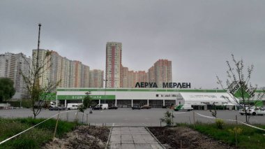 KIEV, UKRAINE - 2 Mayıs 2020: Şehirdeki araba ve evler