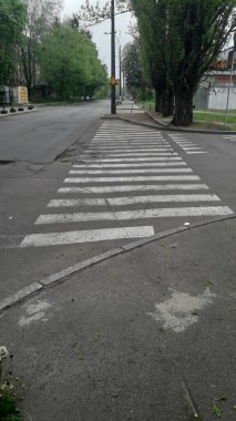 KIEV, UKRAINE - 2 Mayıs 2020: Şehirdeki araba ve evler