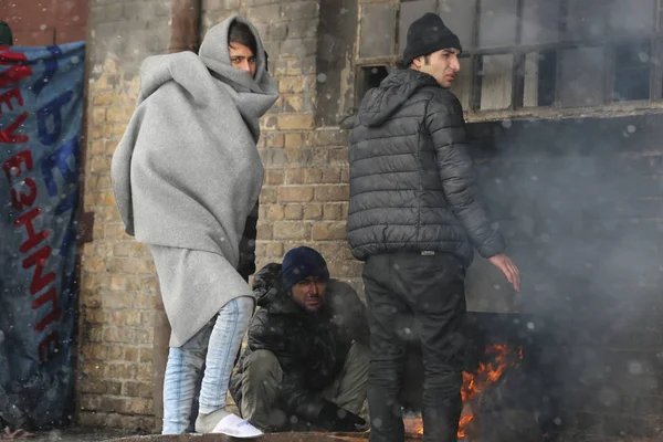 Migrants à Belgrade pendant l'hiver — Photo