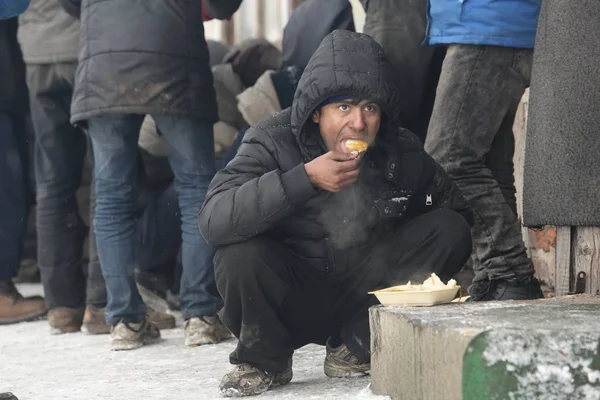 Migrants à Belgrade pendant l'hiver — Photo