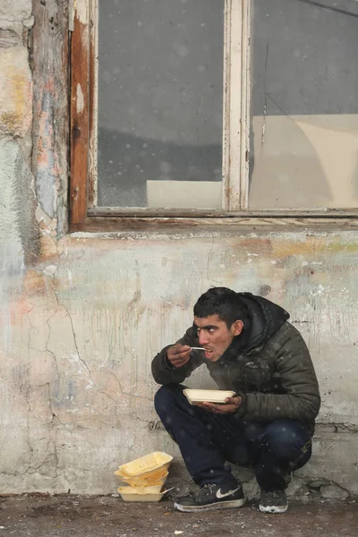 Migrants à Belgrade pendant l'hiver — Photo