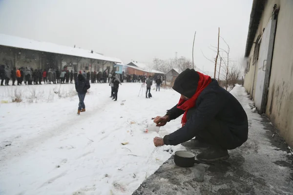 Migrants in Belgrade during winter — Stock Photo, Image