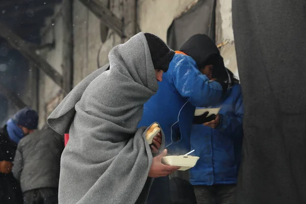 Migrants à Belgrade pendant l'hiver — Photo