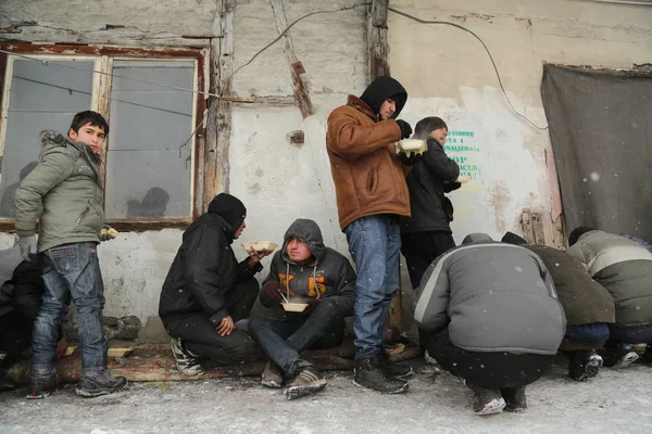 Migrants à Belgrade pendant l'hiver — Photo