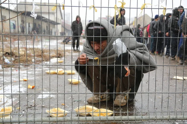 Мигранты застряли в Сербии по отношению к ЕС — стоковое фото
