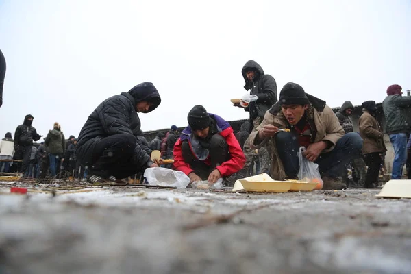 Migrants stuck in Serbia towards the EU — Stock Photo, Image