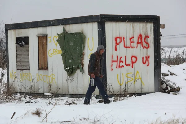Flüchtlinge in Serbien im Winter lizenzfreie Stockfotos