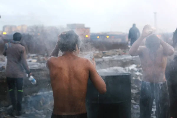 Беженцы зимой в Сербии — стоковое фото