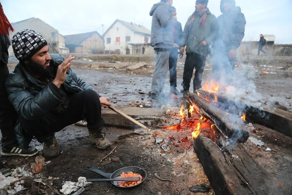 Vluchtelingen in de winter in Servië — Stockfoto