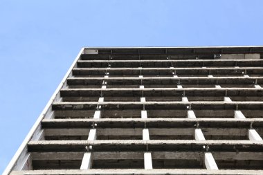 Arka plan mavi gökyüzü ile eski bir yarım kalmış harabe desen