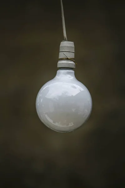 Лампочка с акблом — стоковое фото