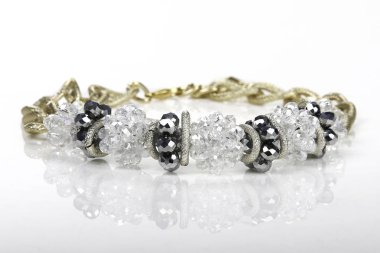 beyaz zemin üzerine parlak bilezik