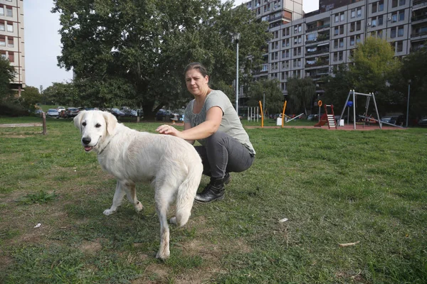 Köpek sahibiyle portresi — Stok fotoğraf