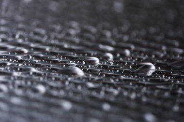 Metal yüzeyde su damlaları