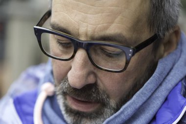 Orta yaşlı adam gözlüklü