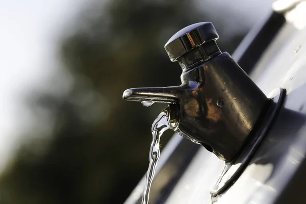 Wasser kommt aus Trinkbrunnen — Stockfoto