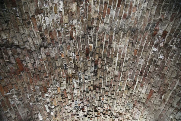 Textured old red bricks on oval tunnel ceiling — Stock Photo, Image