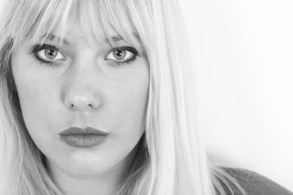 Чорно-білий крупним планом портрет блондинки — стокове фото