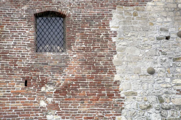 Fenêtre sur mur de briques tronquées de la vieille forteresse — Photo