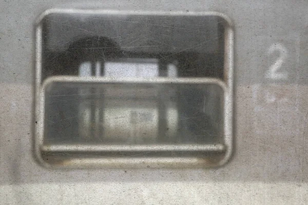 Patrzeć przez okno pociągu porysowany brudne — Zdjęcie stockowe