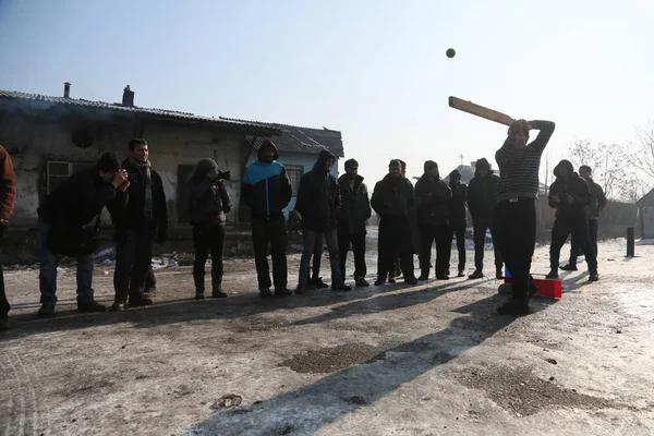 Mülteciler kriket ambar dışında oynamak. — Stok fotoğraf