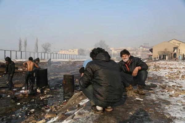 Беженцы бреются со сломанным зеркалом — стоковое фото