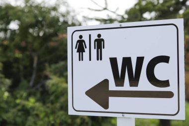 Tuvalet şarkı adam ve kadın resimli simgesi beyaz tahta üzerinde