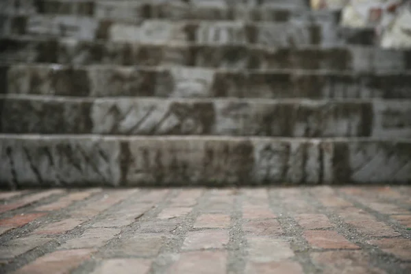 石の階段の横にあるレンガ床の道 — ストック写真