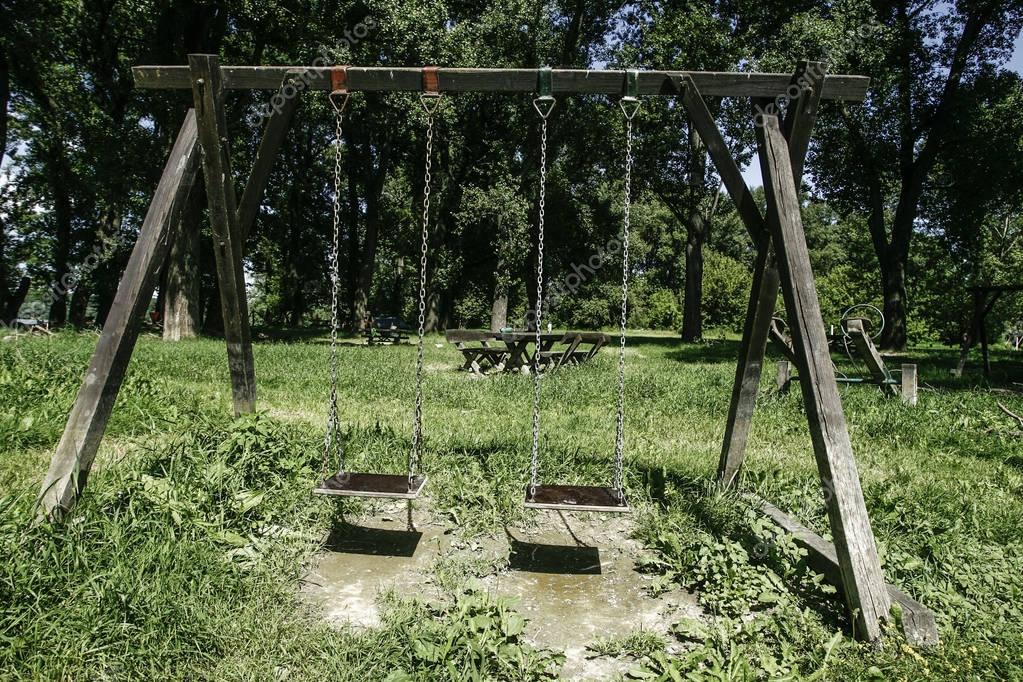 Alten Holzschaukel — Stockfoto © nemar74 #160521190