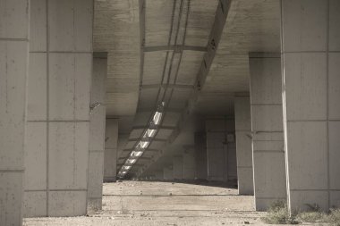 Köprünün altından kentsel sahne 