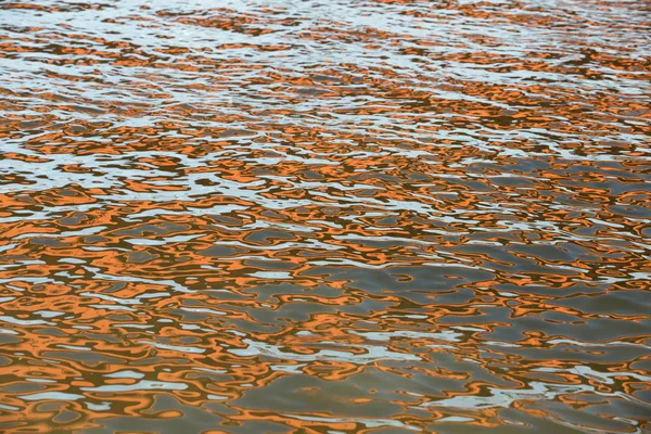 Reflet bleu orangé blanc sur les eaux de surface avec vagues — Photo