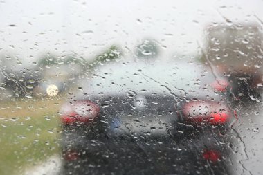 Sürücüleri penceresinde makro çekim yağmur damlaları