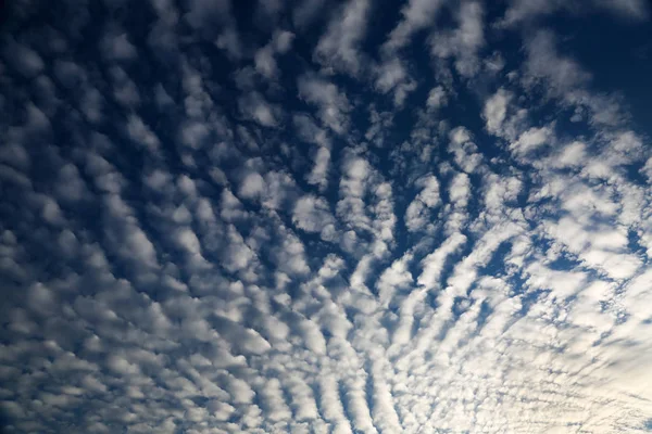 Goed geïmplementeerd wolken maken patroon op avondrood — Stockfoto