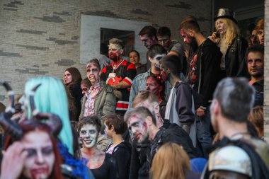 Grup insanlar makyaj bir zobies gibi