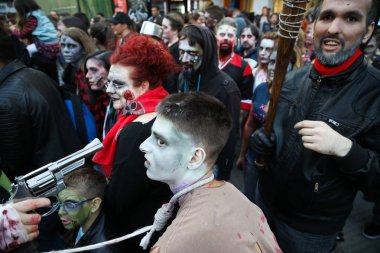 Grup insanlar makyaj bir zobies gibi
