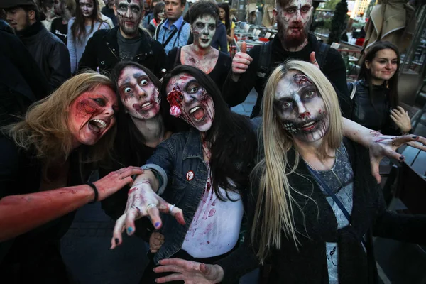 Grupo de personas maquillaje como un zobies — Foto de Stock