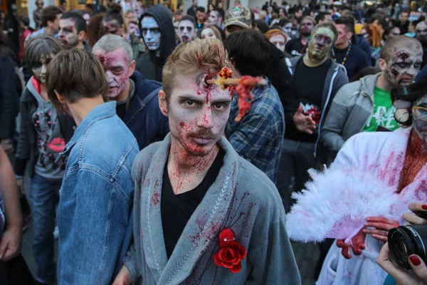 Grup insanlar makyaj bir zobies gibi