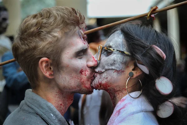 Zombi maskeleri ile sevgi dolu çift öpüşme